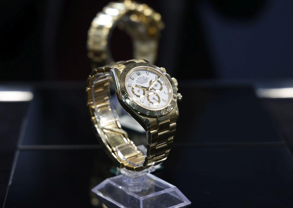 Imagen secundaria 1 - El legendario Rolex GMT-Master, una pieza de 1970 en rojo y azul. A la izquierda, Rolex Daytona en oro. A la derecha, un modelo de Audermars Piguet.