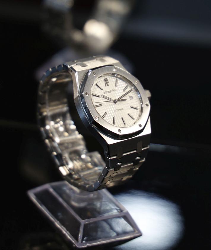 Imagen secundaria 2 - El legendario Rolex GMT-Master, una pieza de 1970 en rojo y azul. A la izquierda, Rolex Daytona en oro. A la derecha, un modelo de Audermars Piguet.