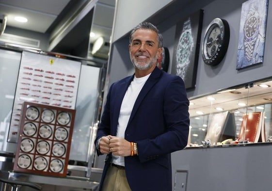 Manolo Barrios, en su local de la calle Colón.