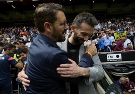José Bordalás y Carlos Corberán se saludan antes del inicio del partido en Mestalla.