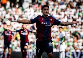 Brugué celebra su segundo gol en el Martínez Valero.