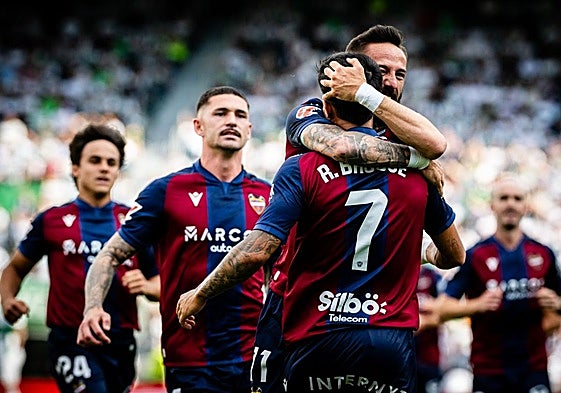 Los jugadores del Levante, celebrando un gol en Elche.