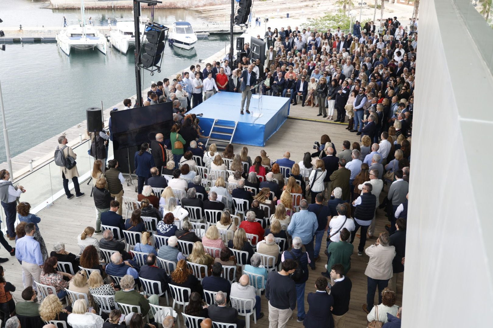 Fotos: los asistentes al mitin de Camps en Valencia