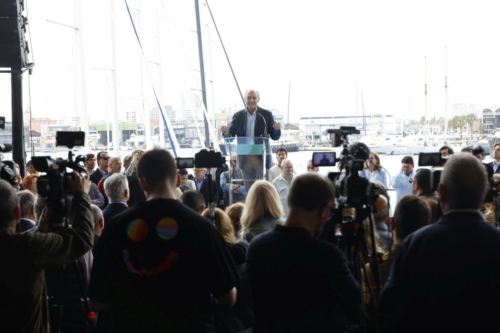 Fotos: los asistentes al mitin de Camps en Valencia