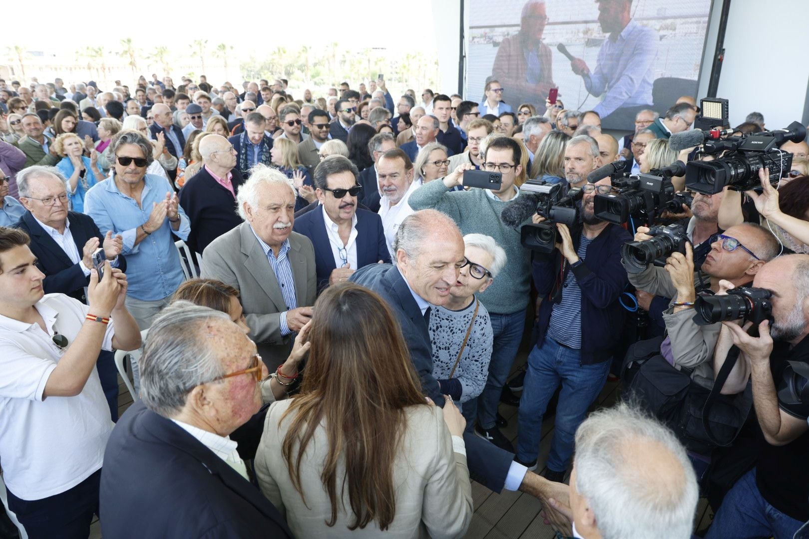 Fotos: los asistentes al mitin de Camps en Valencia