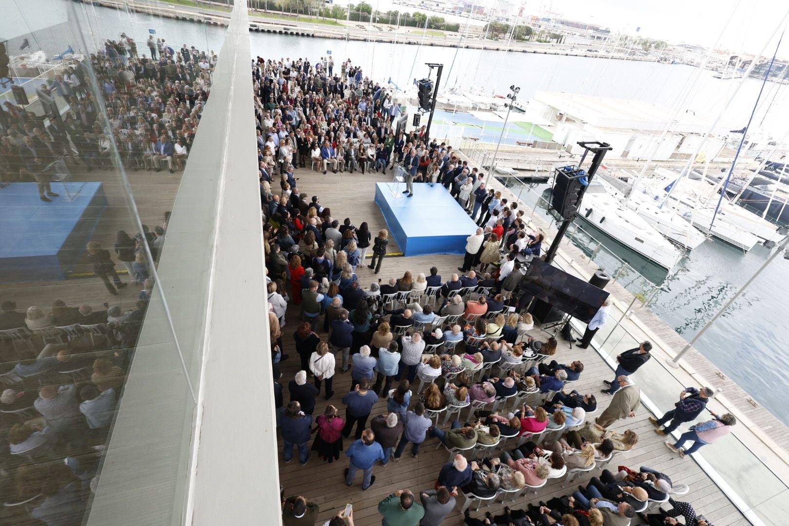 Fotos: los asistentes al mitin de Camps en Valencia