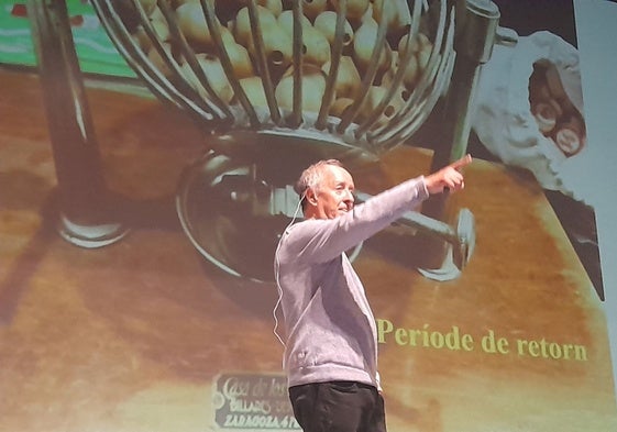 El experto en Geografía Rafael Armengot compara los periodos de retorno de inundaciones con un bombo de lotería, en su charla de este sábado en Aldaia.