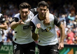 Pepelu y Hugo Duro celebran uno de los goles del encuentro.