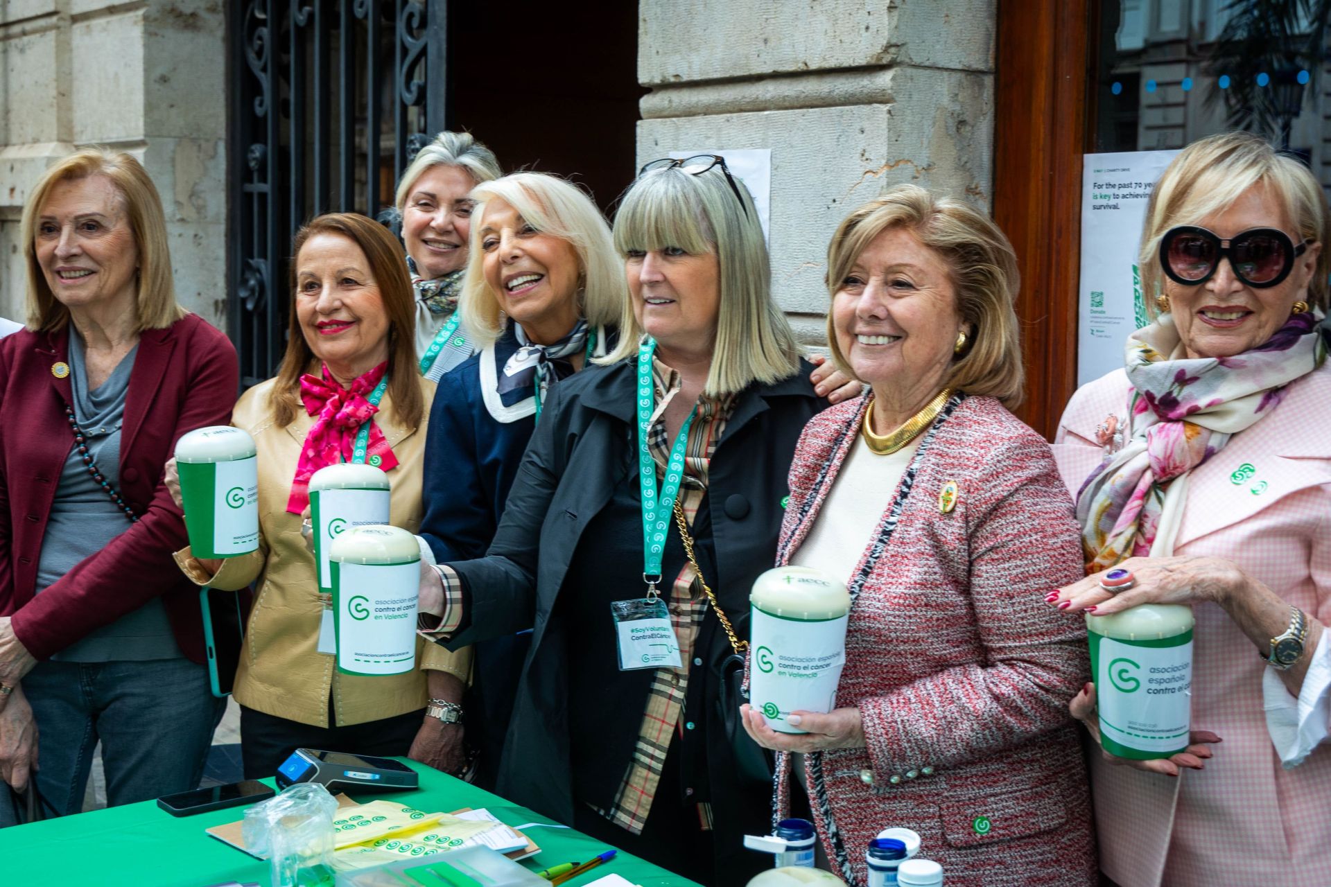 Mesa petitoria de la Cuestación contra el Cáncer, con Nidita Guerrero, María Dolores Marco o Leo López Camps.