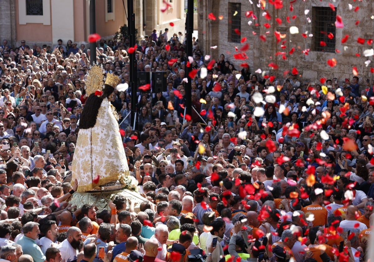 La Mare de Déu, en un momento del Traslado en la plaza de la Virgen.