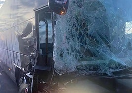 Estado del autobús oficial del equipo de fútbol tras el accidente en Moixent.