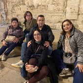 María José Quiles y su marido, Miguel Salcedo, e hija, junto a vecinas de Catarroja.