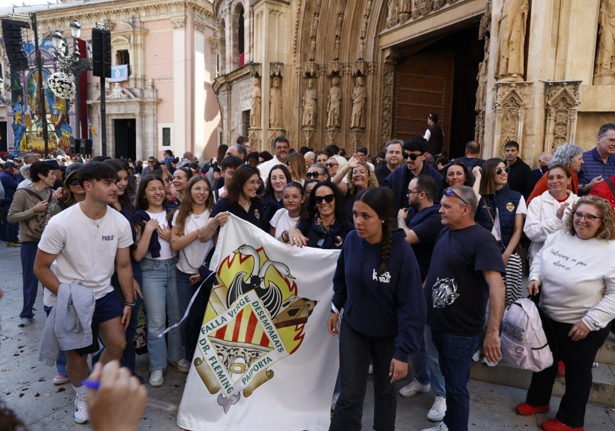 Imagen principal - Falleros de Maestro Serrano y El Poble de Paiporta y falleros de Maestro Serrano, con la sudadera solidaria por la dana.