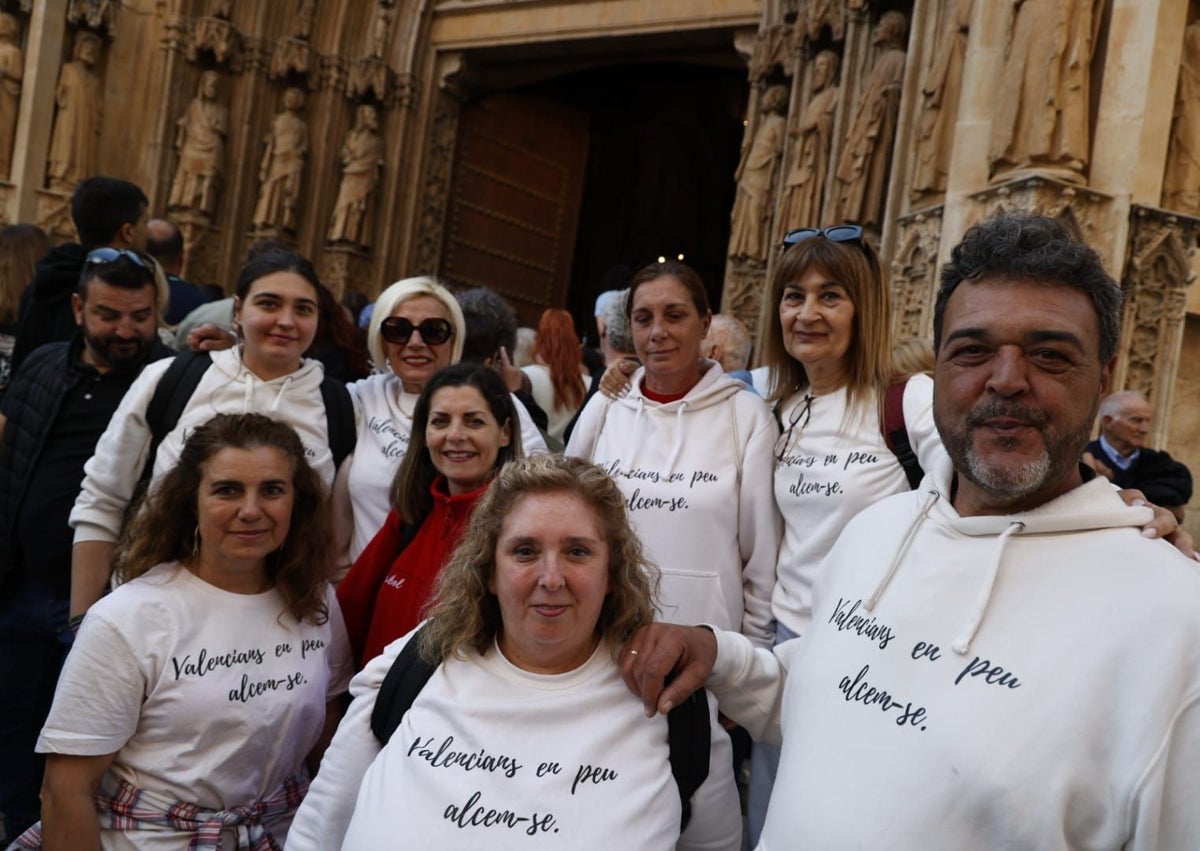 Imagen secundaria 1 - Falleros de Maestro Serrano y El Poble de Paiporta y falleros de Maestro Serrano, con la sudadera solidaria por la dana.