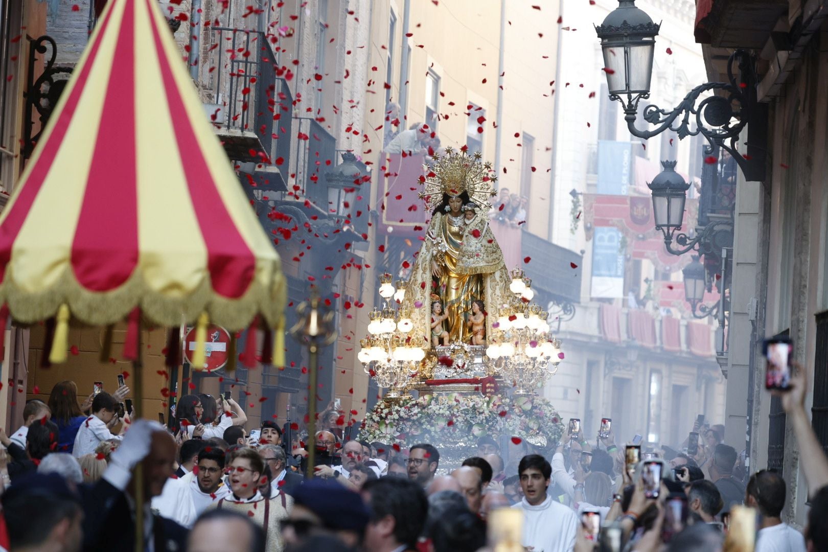 La procesión de la Virgen de los Desamparados, en imágenes