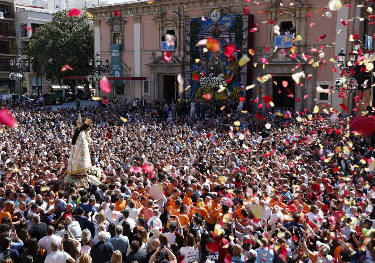 Las espectaculares fotos del traslado de la Mare de Déu en Valencia
