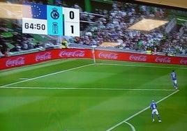 Marcador de un partido de fútbol, junto a la bandera de la Unión Europea.