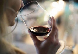 Una copa de vino.