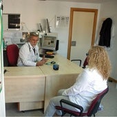 Un médico atiende a una paciente en la consulta.