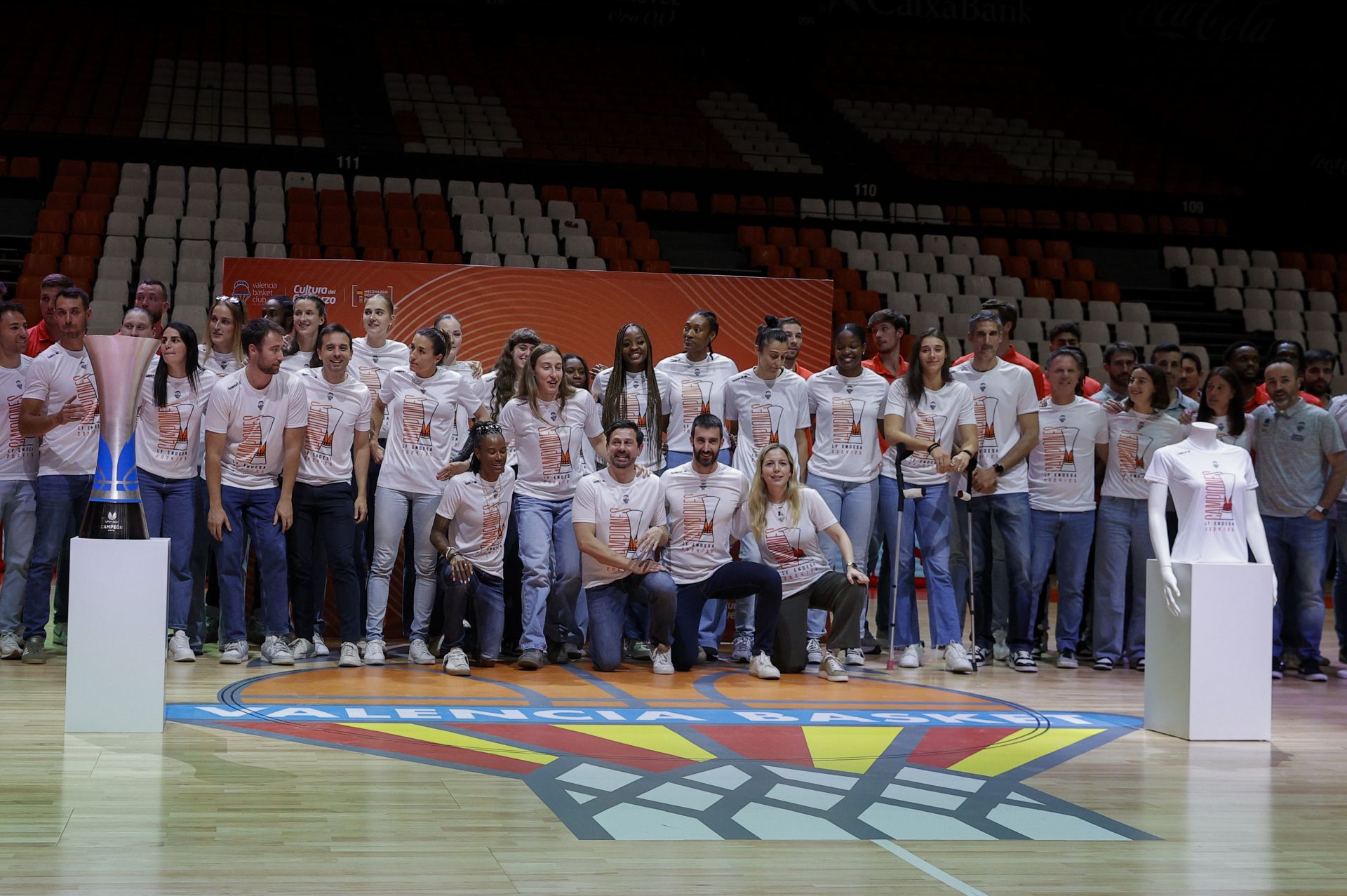 El Valencia Basket femenino celebra su tercer título consecutivo