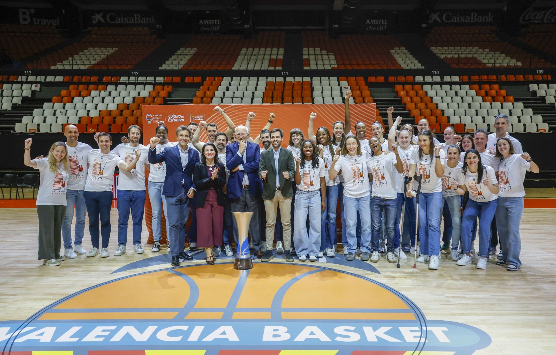 El Valencia Basket femenino celebra su tercer título consecutivo