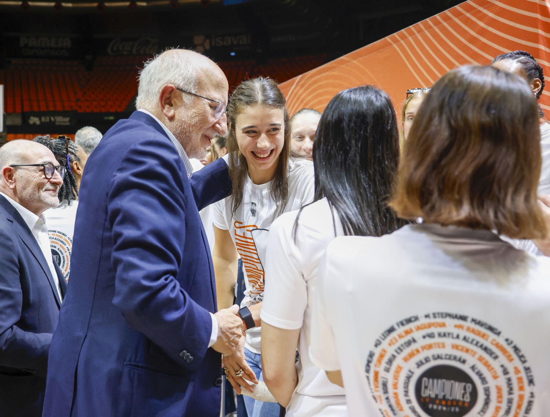 El Valencia Basket femenino celebra su tercer título consecutivo