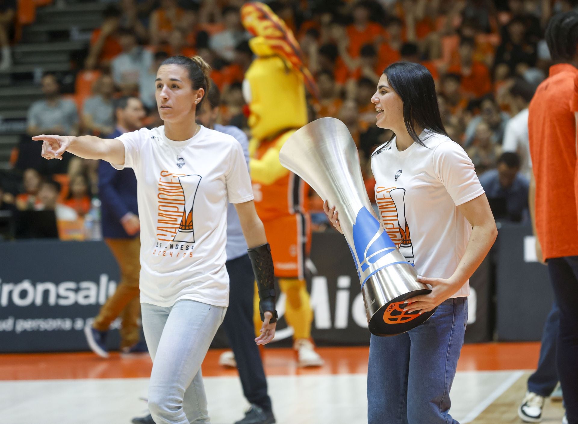 El Valencia Basket femenino celebra su tercer título consecutivo