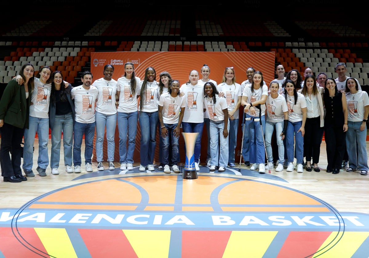 Raquel Carrera y Alba Torrens las más ovacionadas en la celebración del Valencia Basket