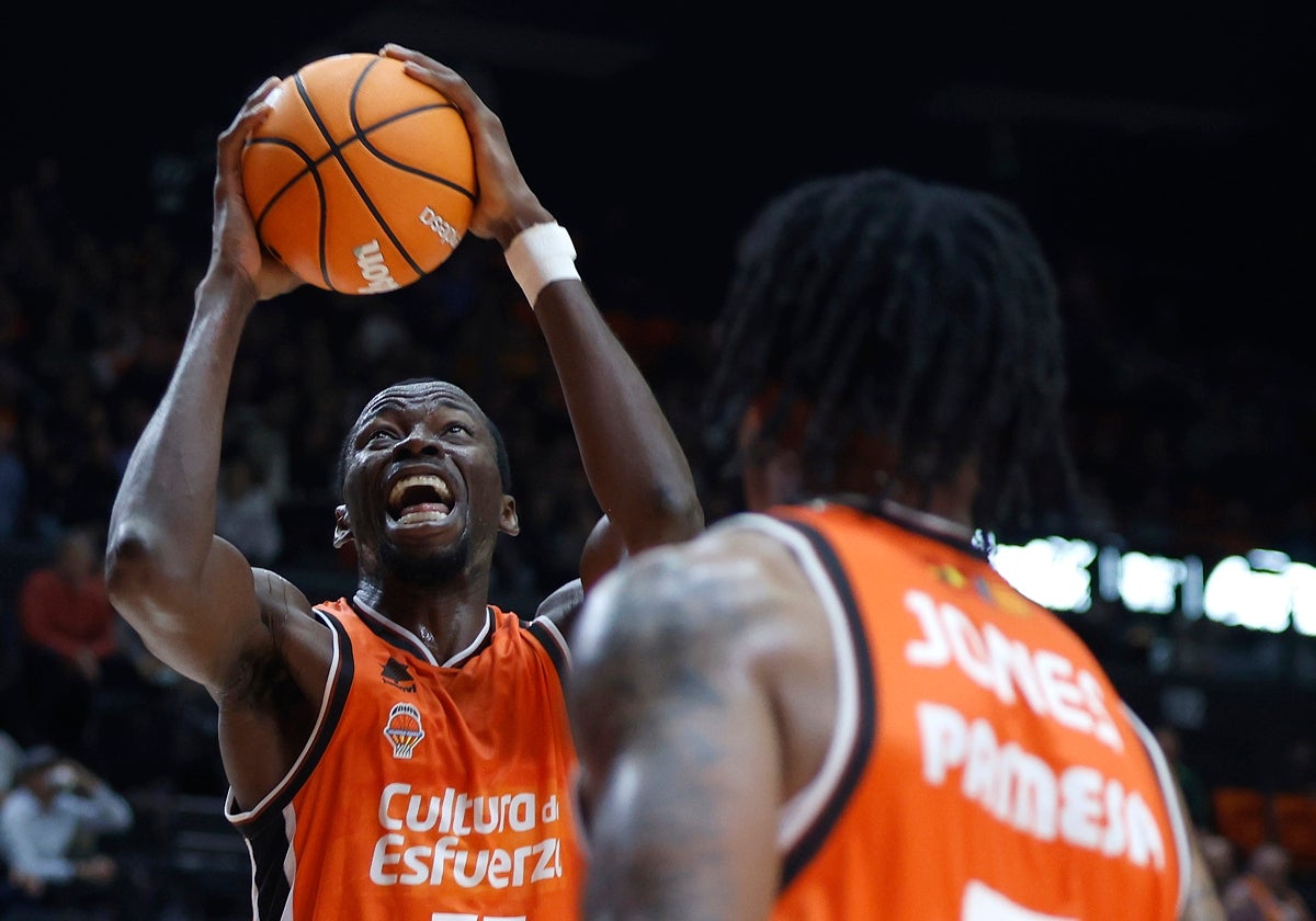 Amida Brimah, durante un partido del Valencia Basket esta temporada.