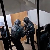 Un grupo de guardias civiles asalta la casa de uno de los delincuentes.