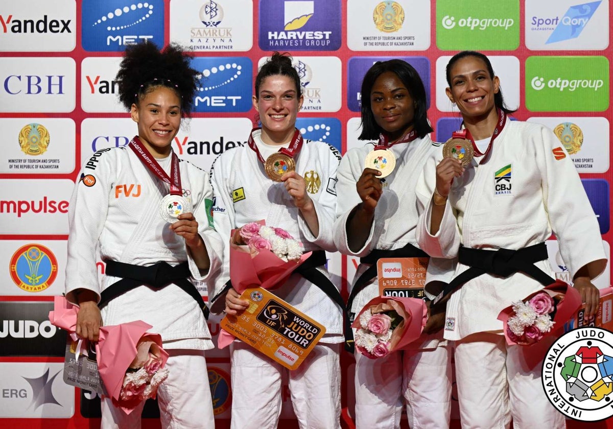 Ayumi Leiva, la primera por la izquierda, celebra en el podium.