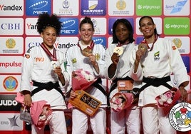 Ayumi Leiva, la primera por la izquierda, celebra en el podium.