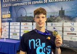 Nacho Campos posando con una medalla de oro.