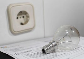Una bombilla sobre una factura de la luz, imgen de recurso.