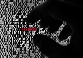 Un hacker descifra una contraseña, imagen de recurso.