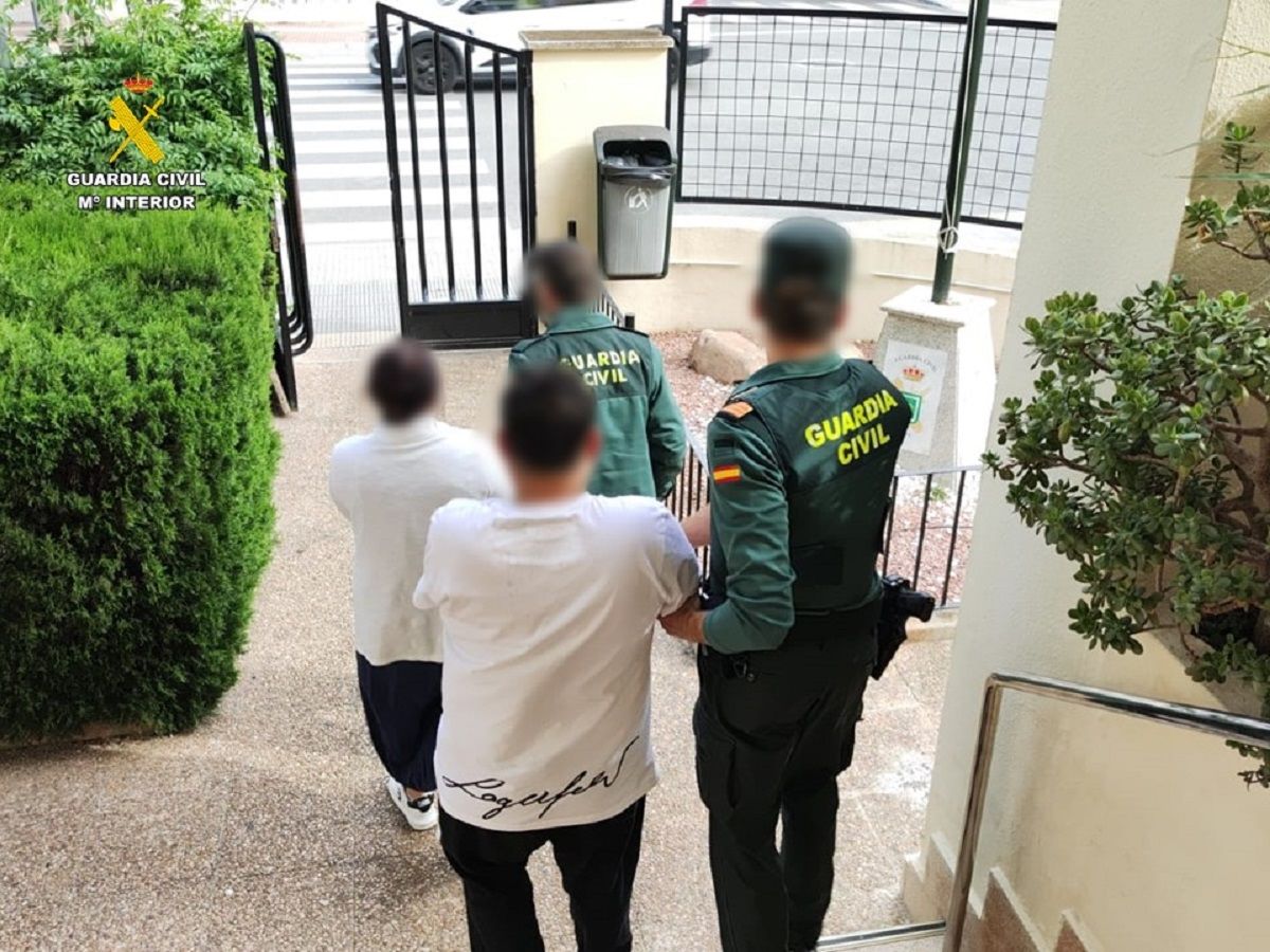 Las dos personas arrestadas, a la salida de las dependencias de la Benemérita.
