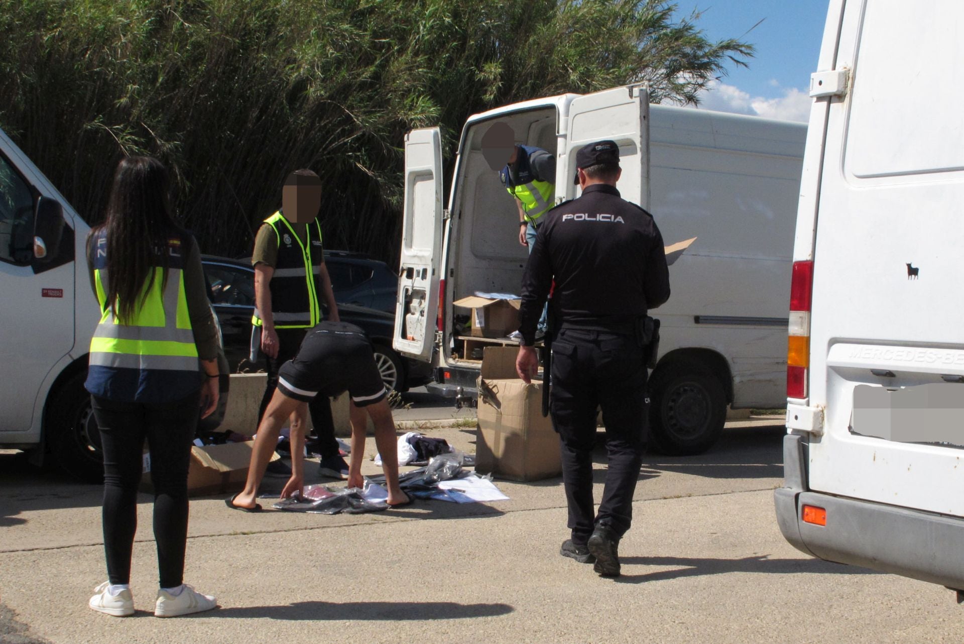 Agentes de la Policía Nacional de Dénia durante la operación desarrollada en el mercadillo.