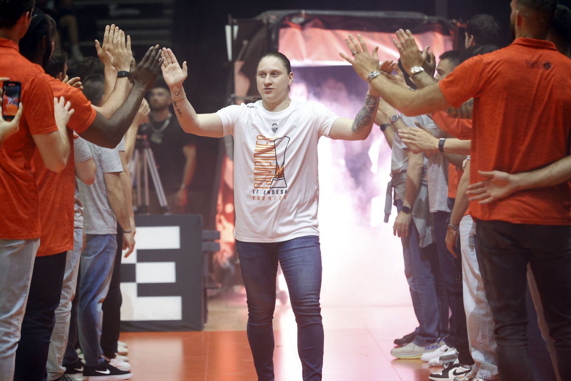 El Valencia Basket femenino celebra su tercer título consecutivo