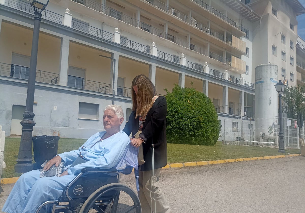 Los pacientes del hospital Doctor Moliner: «Están acelerando todas las altas que puedan, nos preocupa dónde nos trasladarán»