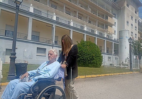 Juan, paciente del Doctor Moliner, acompañado por su hija.