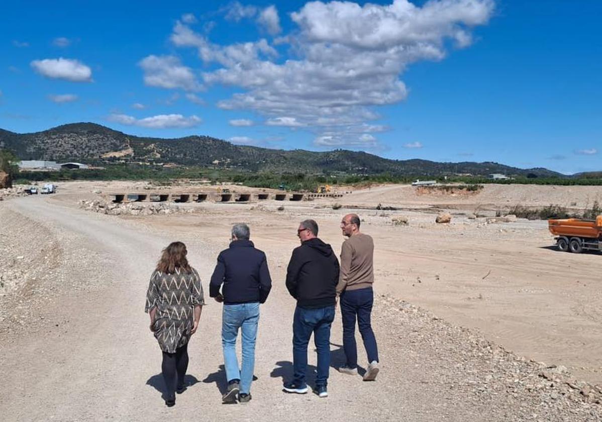 Visita una de las zonas dañadas de Llombai.