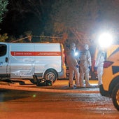 Agentes del Servicio de Criminalística, el 27 de febrero por la noche, junto al furgón del retén fúnebre.
