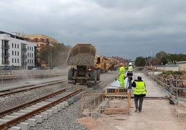 Obras en las vías del metro sobre el barranco del Poyo.