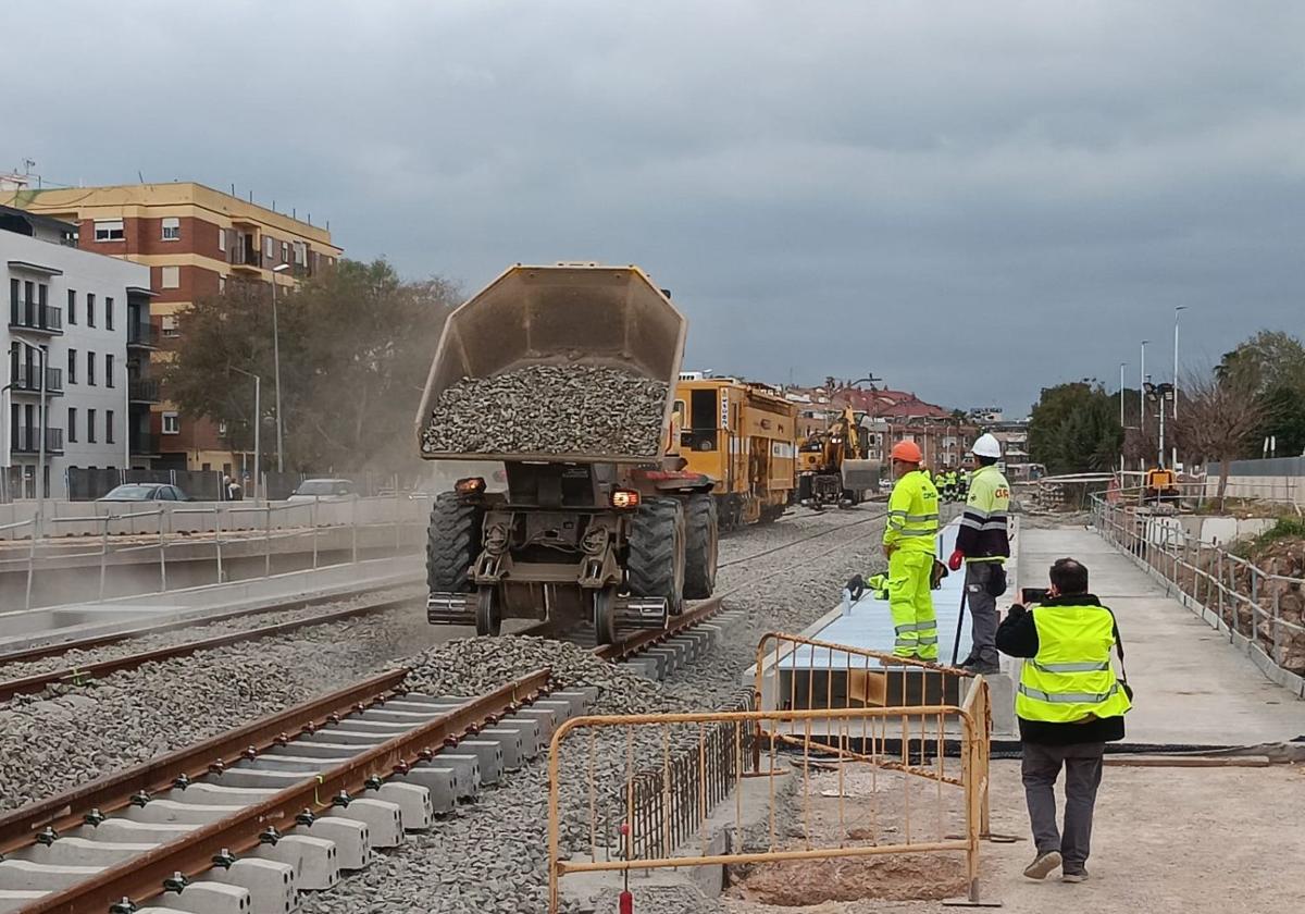 Obras en las vías del metro sobre el barranco del Poyo.