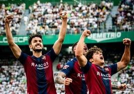 Elgezabal, Carlos Álvarez y Dela celebran la victoria en Elche.