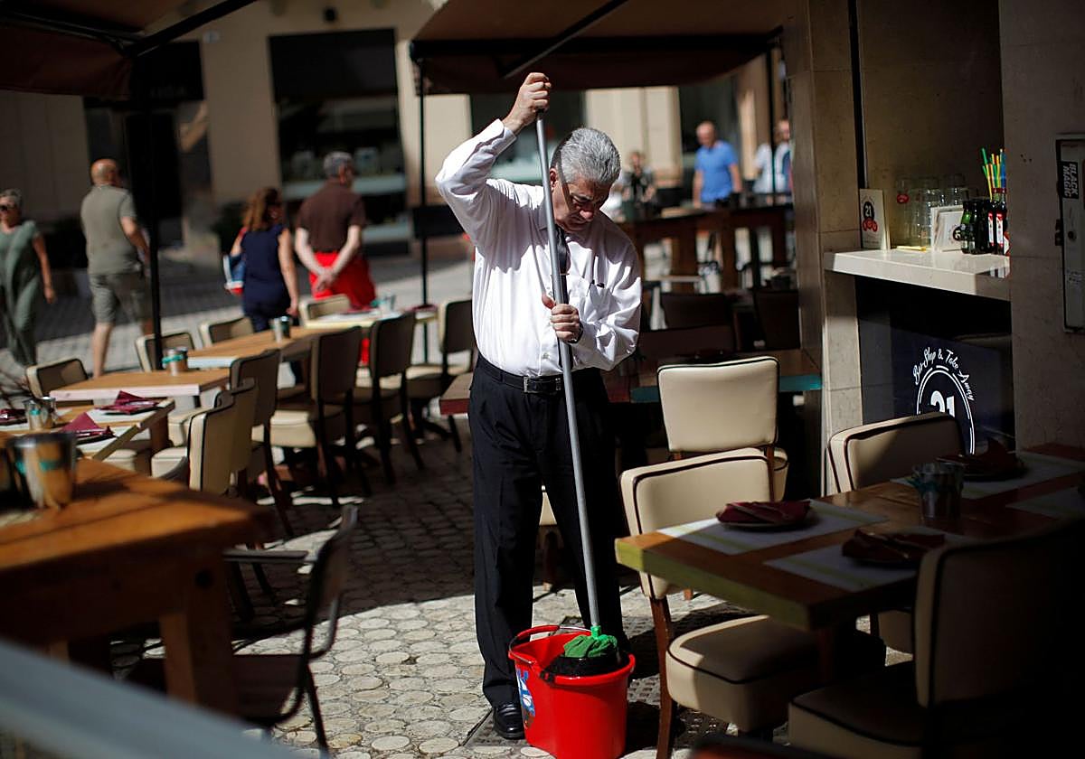 Un camarero trabaja en una terraza, imagen de archivo.