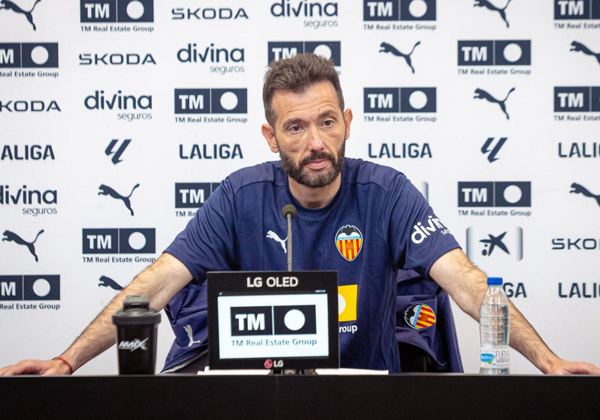 Corberán confirma su táctica para el partido del Alavés: «Van a jugar tres centrales en el campo»