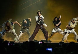 El representante croata Marko Bošnjak interpretando su canción 'Poison Cake'.