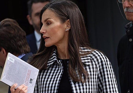 La Reina Letizia comprando libros en la Feria de Moyano.