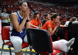 Raquel Carrera, con una bolsa de hielo en su tobillo tras la caída ante el Zaragoza.